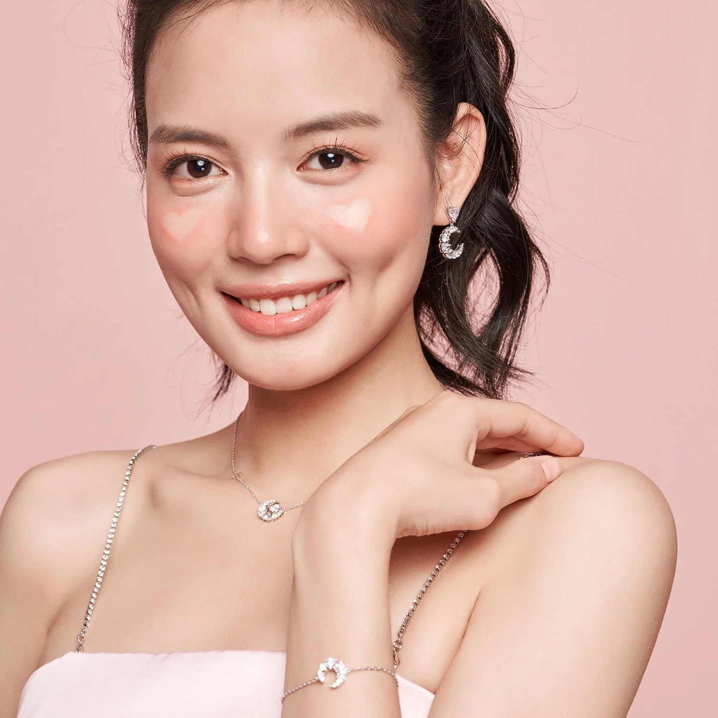 สร้อยคอรูปพระจันทร์ประดับเพชรเพทาย
